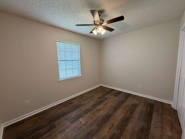 Building Photo - 2312 Creekwood Dr