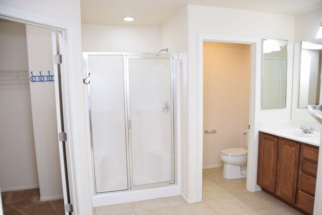 Building Photo - HENDERSON UPGRADED 4 BEDROOM HOME