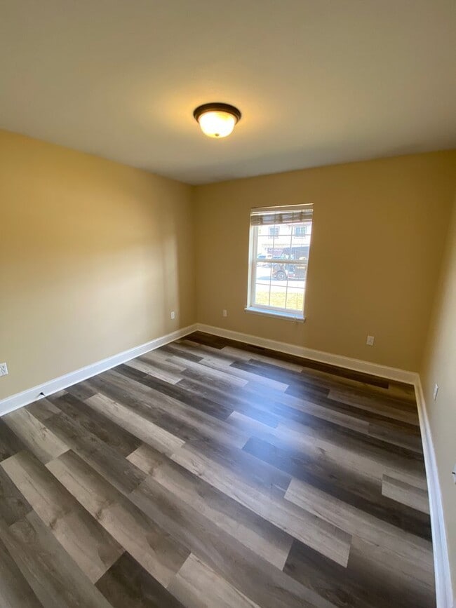 Building Photo - Luxurious 5 Bedroom Home in Woodridge Estates