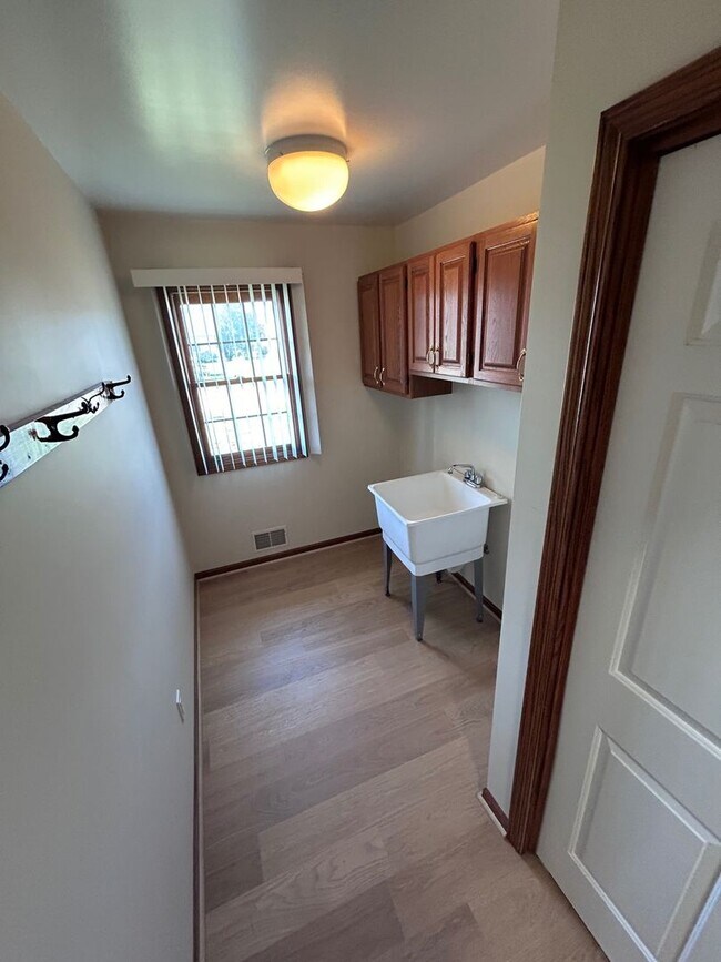 Building Photo - 963 Vos St