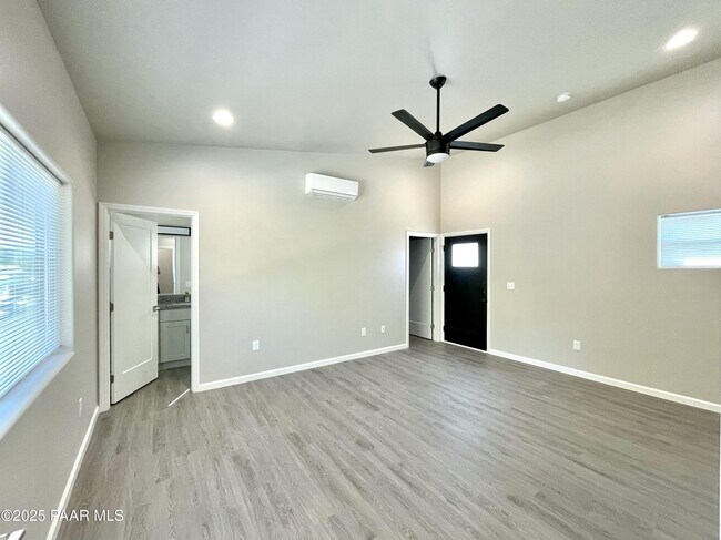 Building Photo - 720 N Walnut St