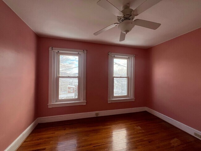 Building Photo - FOR RENT – West Reading