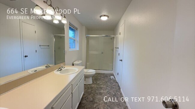 Building Photo - 664 SE Myrtlewood Pl