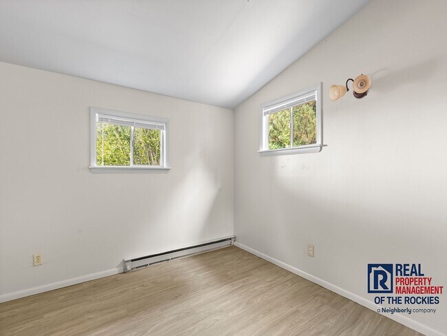 Building Photo - Spacious Home Near CSU w/ Flexible Basemen...