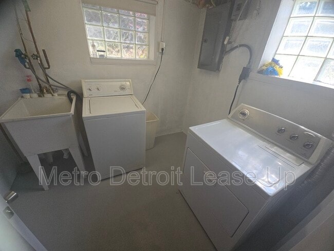 Building Photo - 3759 Columbus St