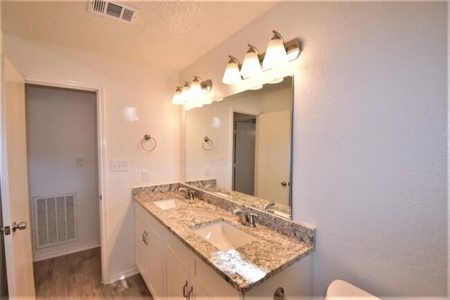 Building Photo - 4146 Hathaway Dr