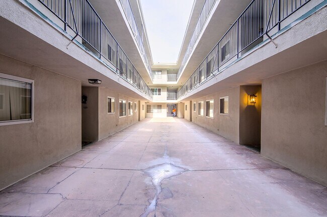 Building Photo - IN-UNIT LAUNDRY WITH ON-SITE PARKING!!