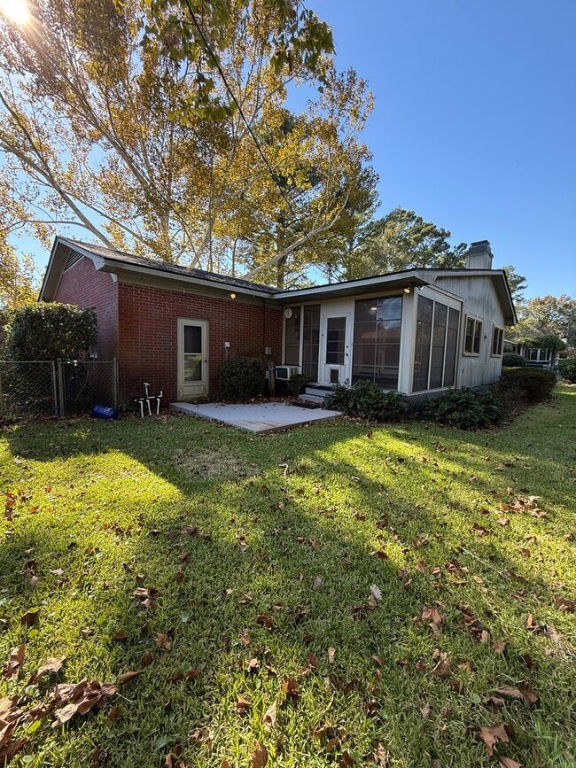 Building Photo - 3/3 Totally Renovated House on Sylvan Driv...