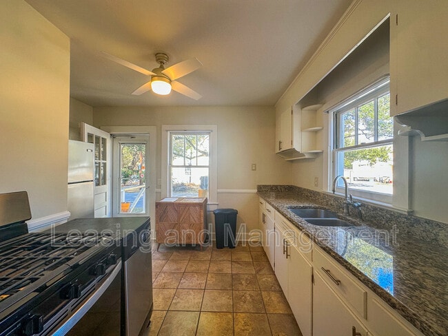 Building Photo - 422 Riverland Dr