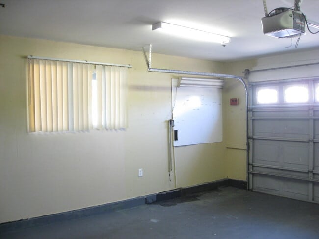 Building Photo - 9266 Cypress Ave