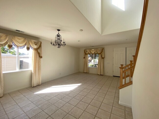 Building Photo - Mediterranean-style 4-bedroom in Seaside Highlands!