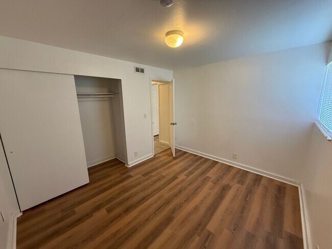 Building Photo - Beautiful Two Bedroom Apt; Salt Lake City, 1,000 sq ft; New Flooring