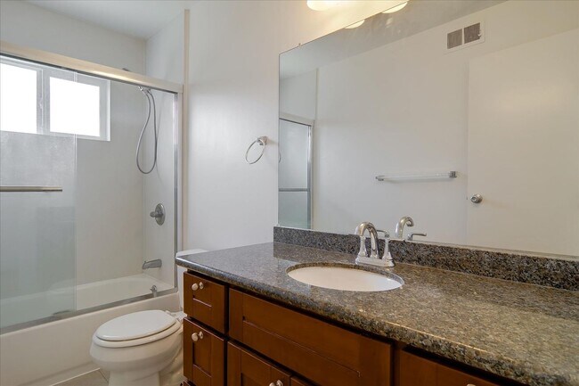 Building Photo - Great Location 3BD Home with Wood Floors &...