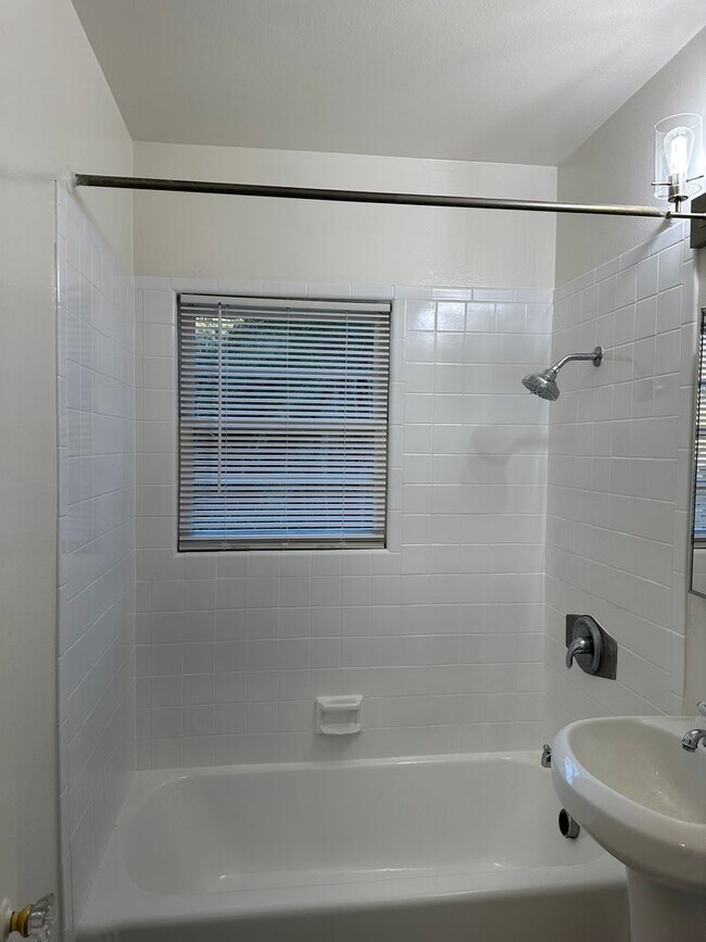 Building Photo - 505 W Maple St