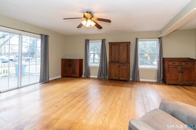 Building Photo - 8 Oak Tree Ln
