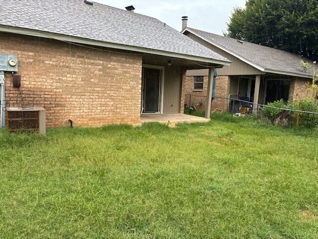 Building Photo - Charming West Norman Duplex