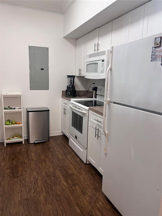 Building Photo - 231 SW 116th Ave