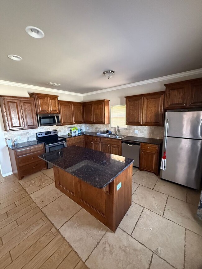 Building Photo - 2 bedroom 2 bath in Prime location!