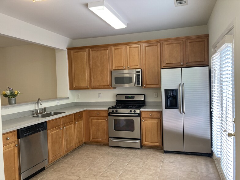 Kitchen with stainless applainces - 1684 Northgate Mill Dr