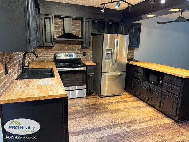 Building Photo - 2 Bedroom Townhouse **50% off December's Rent with a December 2025 Move In**