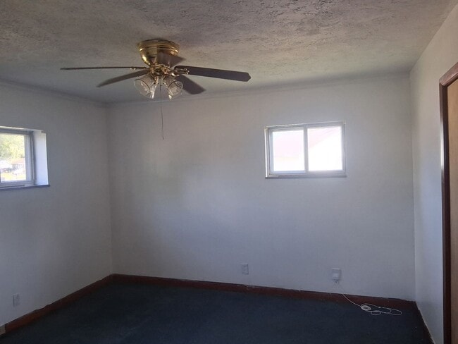 Building Photo - Maryville 2 bedroom 1 bath apartment, wate...