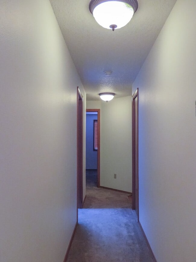 Building Photo - Charming 3 bedroom 2 bathroom home availab...