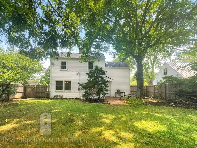 Building Photo - Two Story Home in Upper Arlington with att...