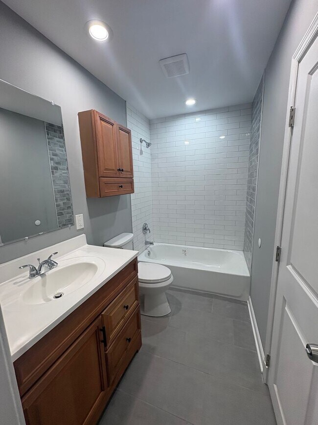 Building Photo - ** 3 BEDROOM TOWNHOME AVAILABLE**