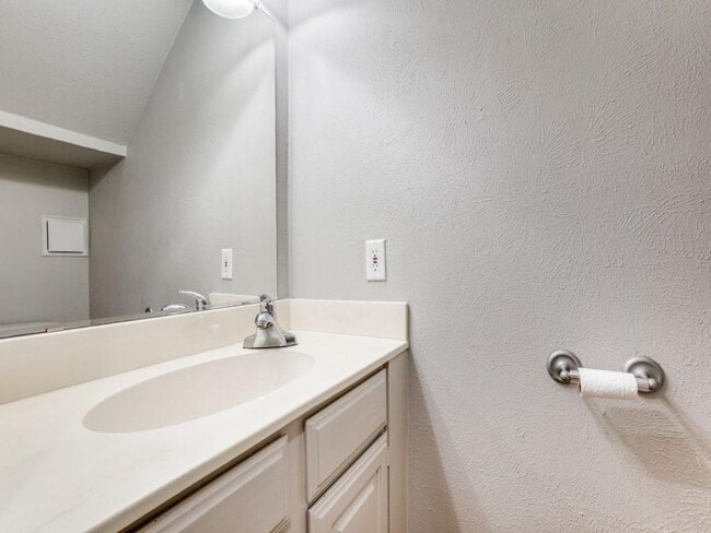 Building Photo - 2 Bedroom Townhome by SMU with a Pool!