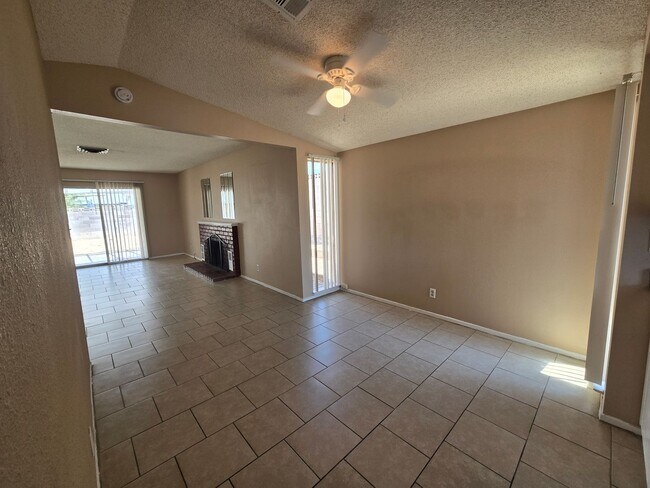 Building Photo - 3 Bedroom Home off of Hollywood– Now Offer...