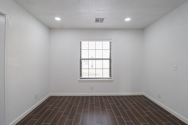 Building Photo - 4 Bed | 2 Bath in East Tulsa!