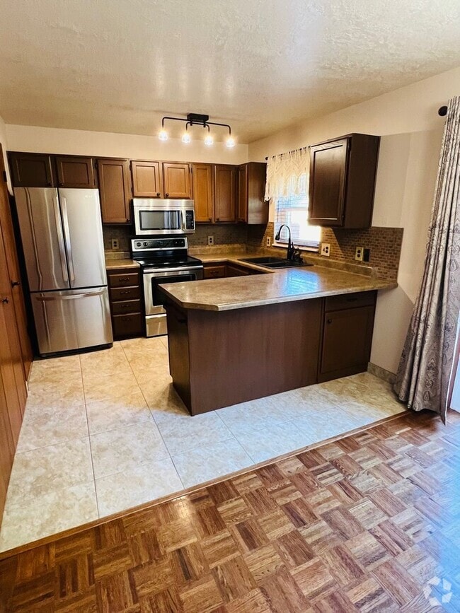 Building Photo - Beautiful townhouse, walk to the Ogden wat...