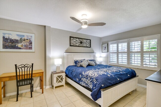 Building Photo - 3800 Saxon Dr