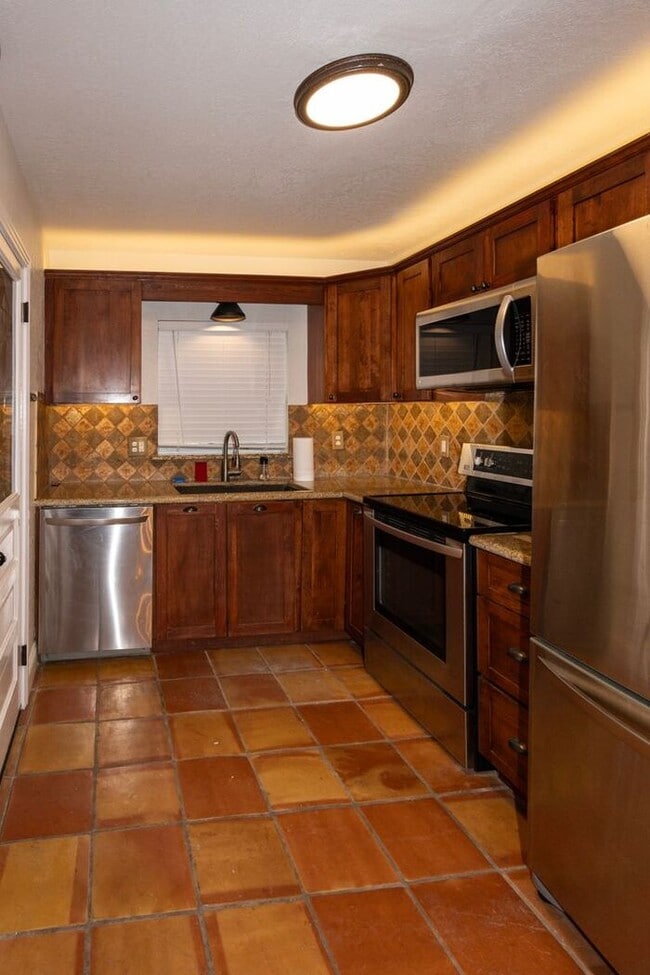 Building Photo - 4 bed/3 bath in College Park