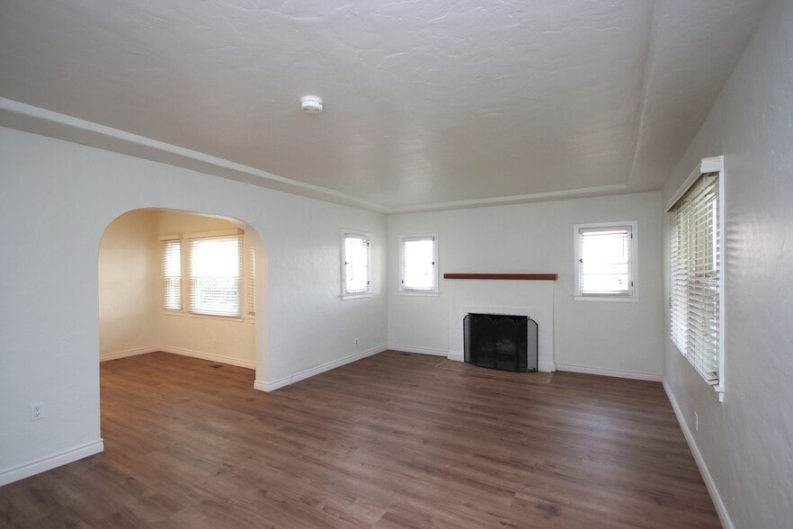 Building Photo - 2350 Marengo Ave