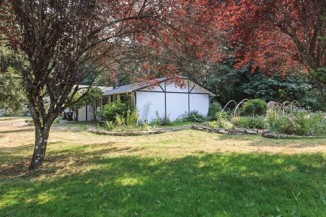 Building Photo - MOVE IN READY NOW! 2 bed 1 ba - Great location! Tumwater School District.