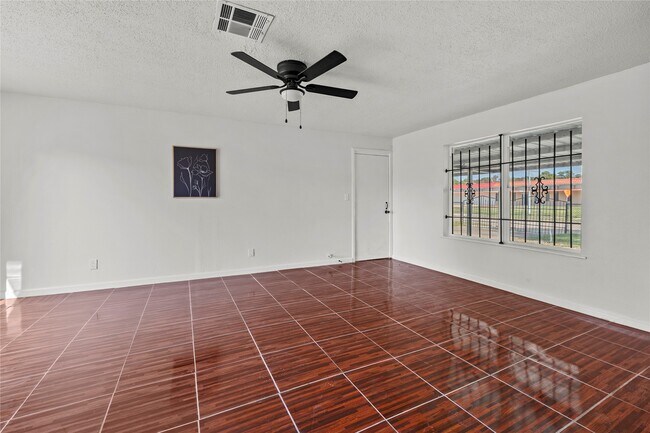 Building Photo - 10027 Valley Sun Dr