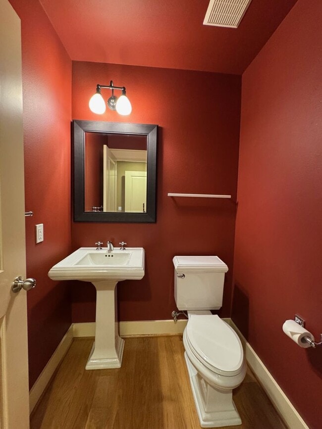 Building Photo - Cozy 3 bed 2.5 bath townhome on North Quee...