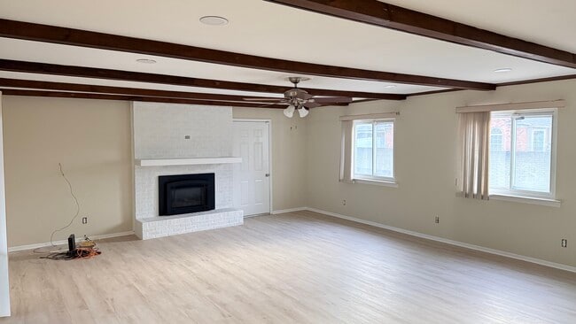 Building Photo - 1060 Glaser Dr