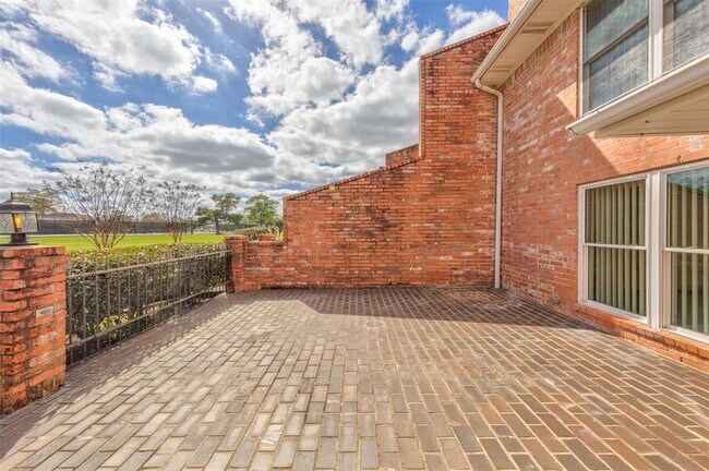 Building Photo - 2452 Country Club Dr