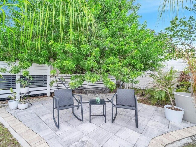 Building Photo - 4754 Lake Shore Dr