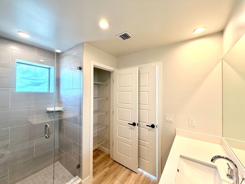 Building Photo - 452 SW 2nd St