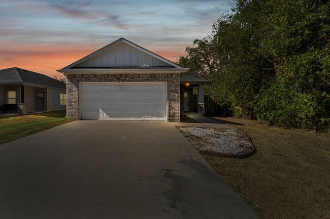 Building Photo - Amazing in Alvarado