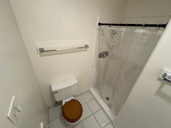 Building Photo - 1073R