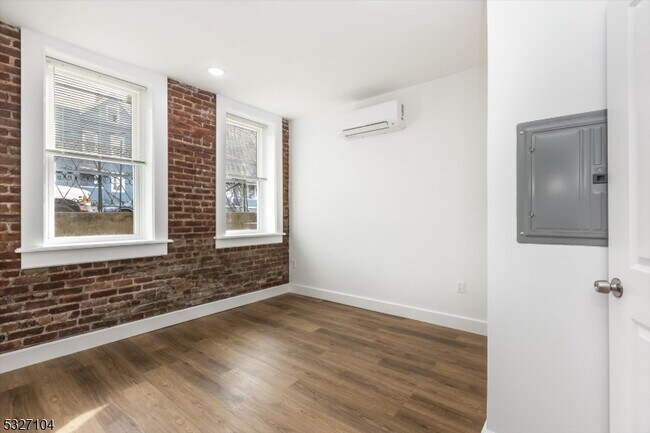 Building Photo - 200 Forest St