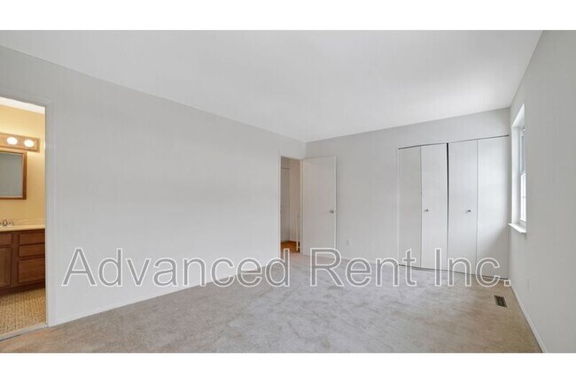 Building Photo - 10 Watkins Glen Ct