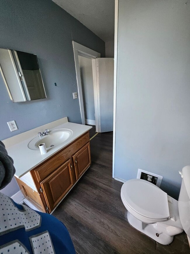 Building Photo - Upper studio ALL UTILITIES INCLUDED