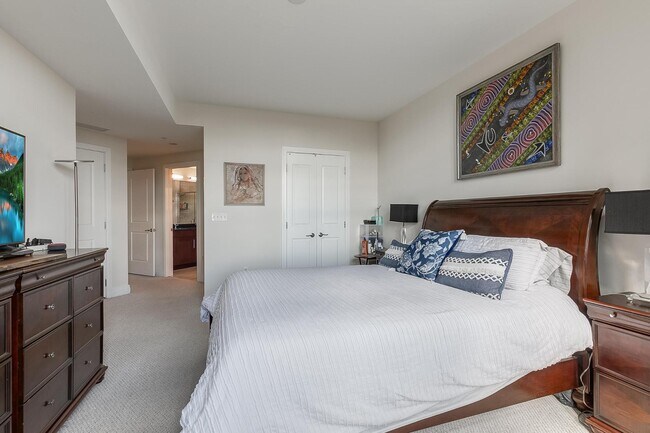 Building Photo - 8220 Crestwood Heights Dr