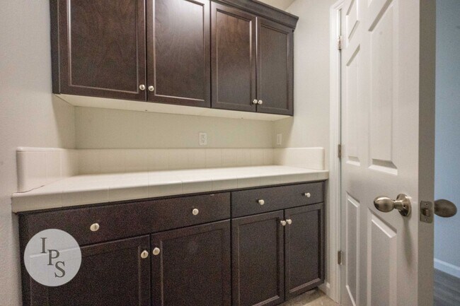 Building Photo - Clovis Eastside Home, 4BR/3BA, Built 2017 - Lots of Amenities!