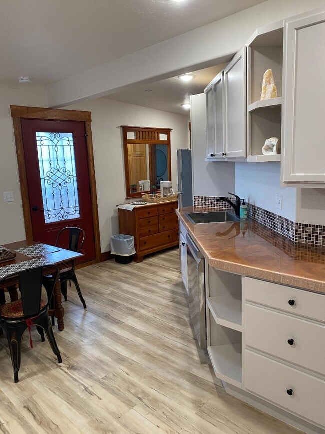 Building Photo - 444 E Montezuma Ave